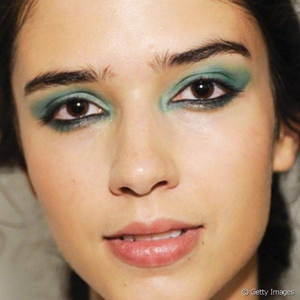 Layana Aguilar abusou da sombra azul esverdeada em toda pálpebra, do cantinho interno ao canto externo dos olhos, combinando com lápis preto para marcar